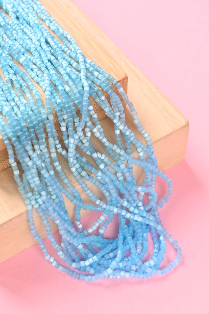 2 Cut Beads Satin Sky Blue 05134 (žydra)