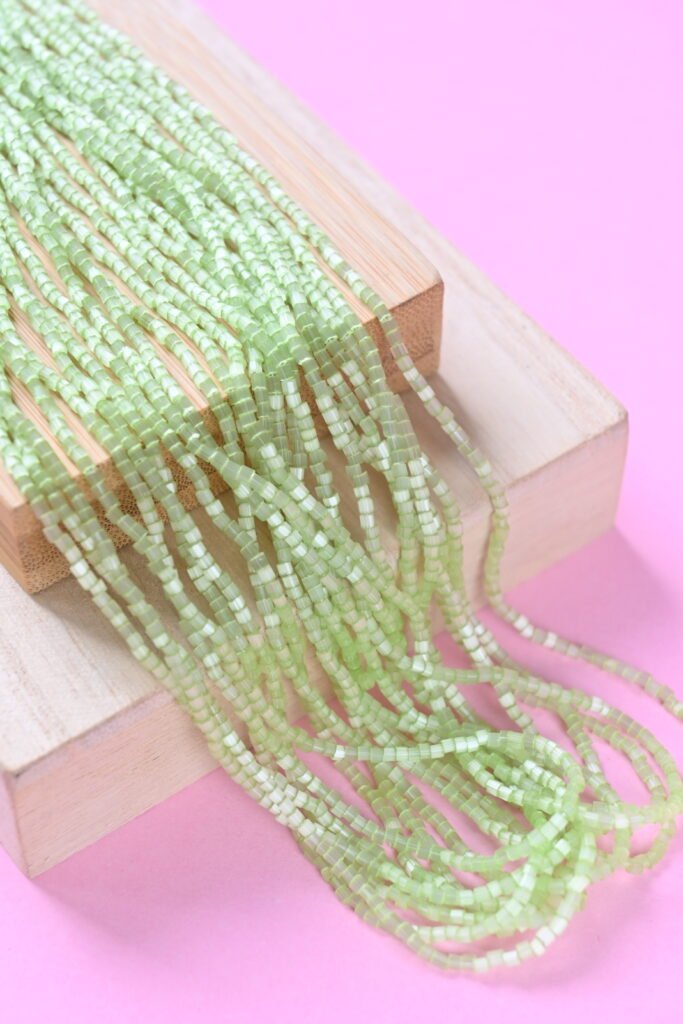 2 Cut Beads Satin Light Green 05154 (žalia)