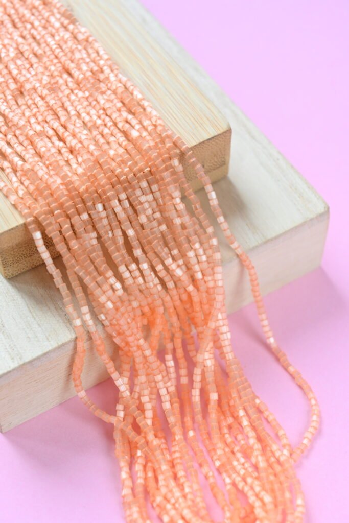 2 Cut Beads Satin Light Orange 05184 (oranžinė)