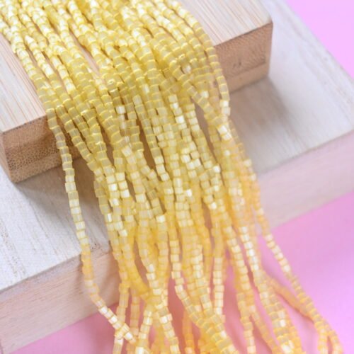 2 Cut Beads Satin Light Yellow 05181 (geltona)