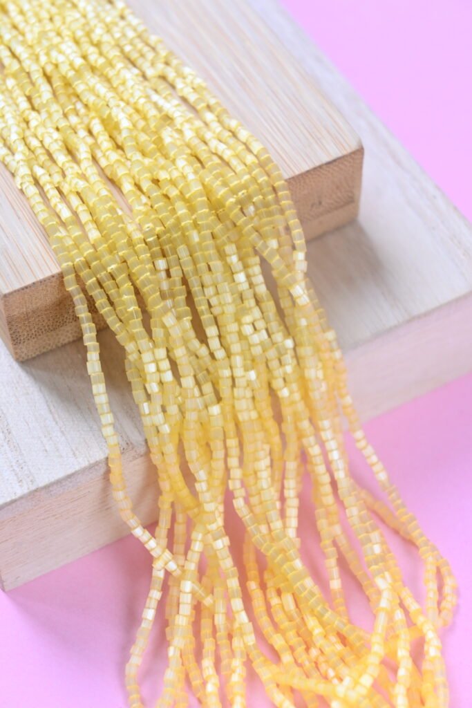 2 Cut Beads Satin Light Yellow 05181 (geltona)