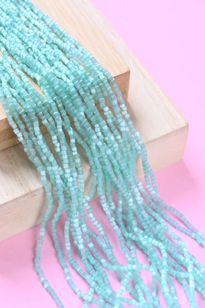 2 Cut Beads Satin Light Turquoise 05164 (turkio)