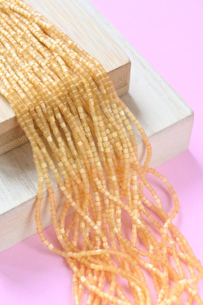 2 Cut Beads Satin Beige 15041 (auksas)