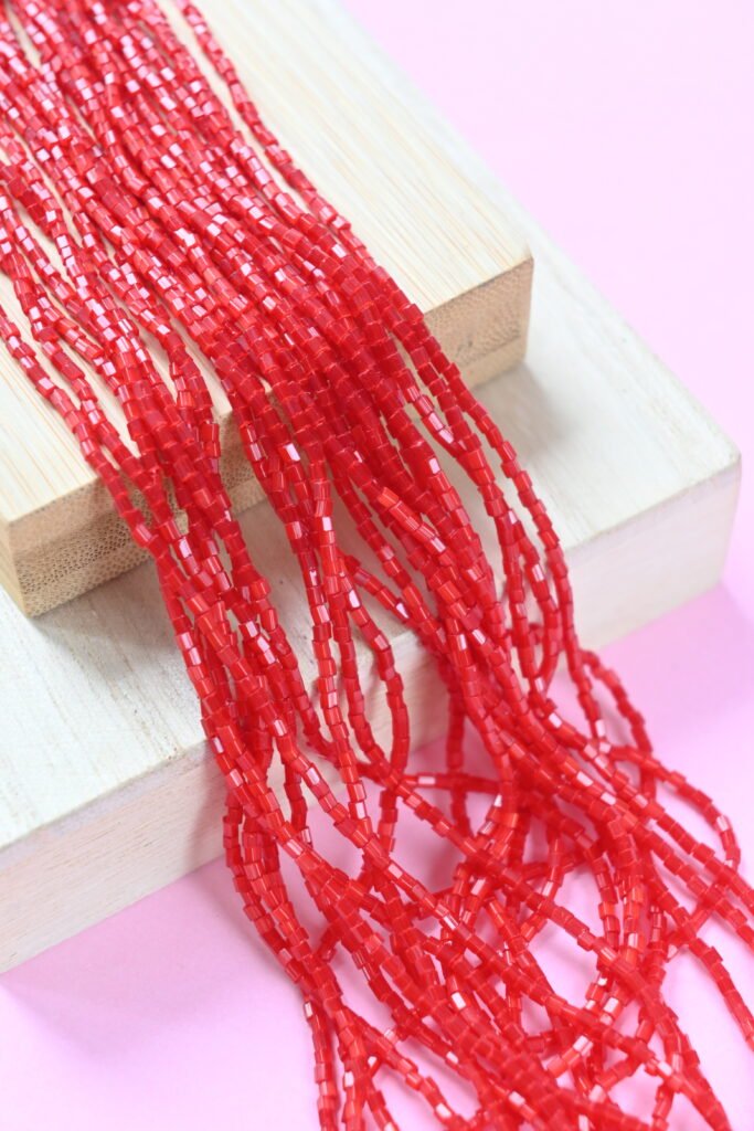 2 Cut Beads Satin Red 95081 (raudona)