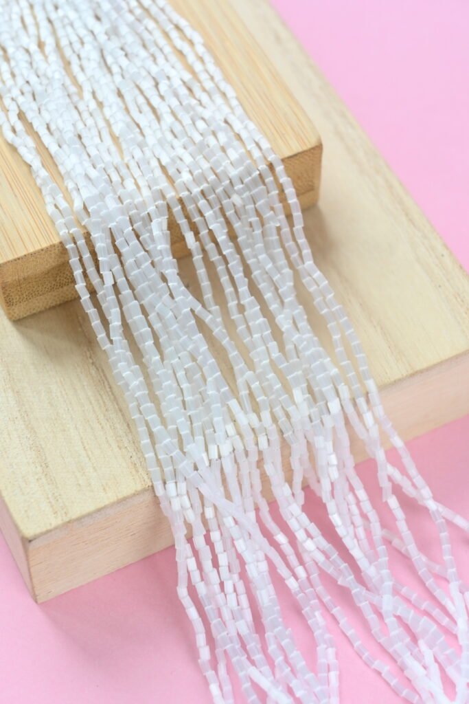 Bugle Beads 1'' Facetted Satin White 05051 (balta)