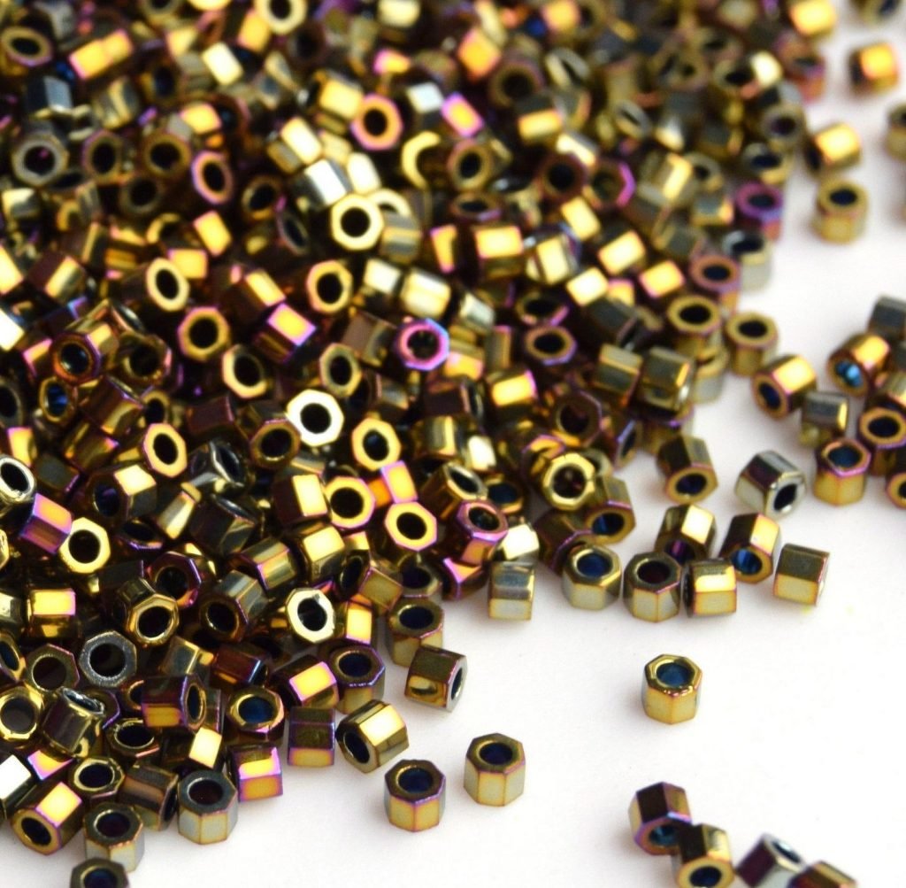 Biseris Delica Hexcut 11/0 Metallic Golden Olive Iris (žalia) DBC0029