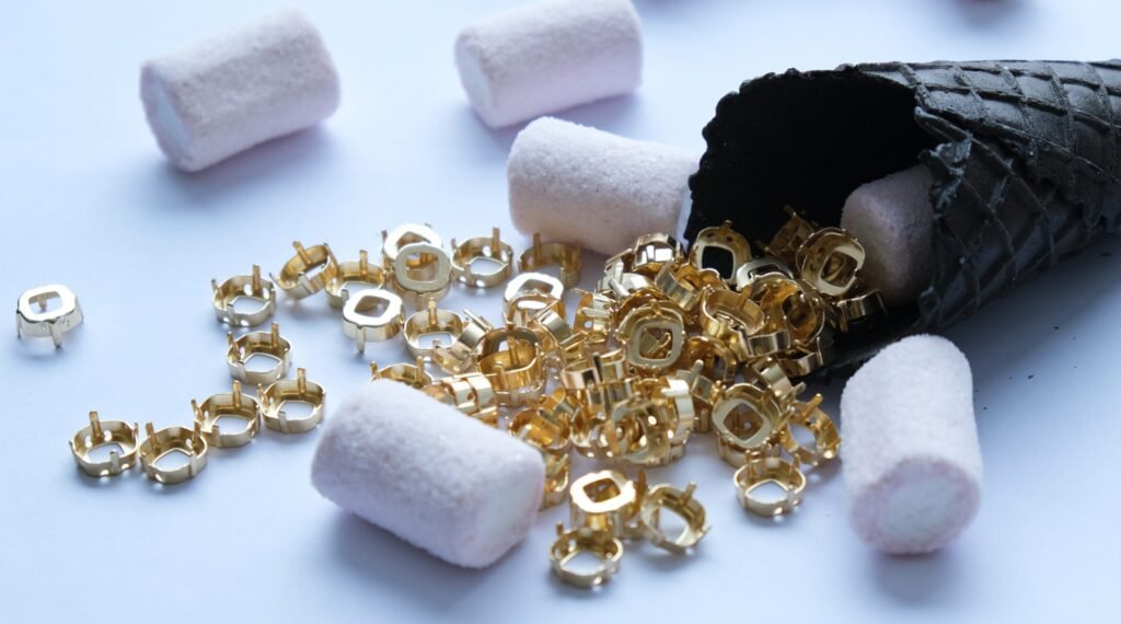Prisiuvama kristalų detalė Cushion Square 10x10mm aukso spalvos 2vnt