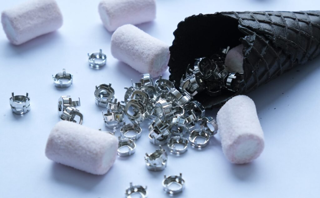 Prisiuvama kristalų detalė Cushion Square 10x10mm sidabro spalvos 2vnt