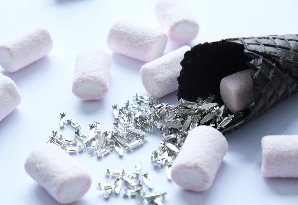 Prisiuvama kristalų detalė Slim Navette 11x3mm sidabro spalvos 4vnt