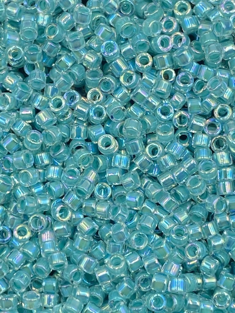 Biseris Delica 11/0 Lined Aqua Blue AB (žydra) DB0079