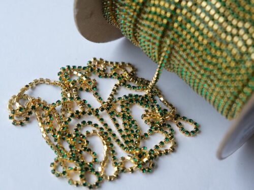Preciosa Kristalų grandinėlė su Chaton MAXIMA SS8.5 (2.5mm) Emerald - padengta auksu (10cm) - žalia